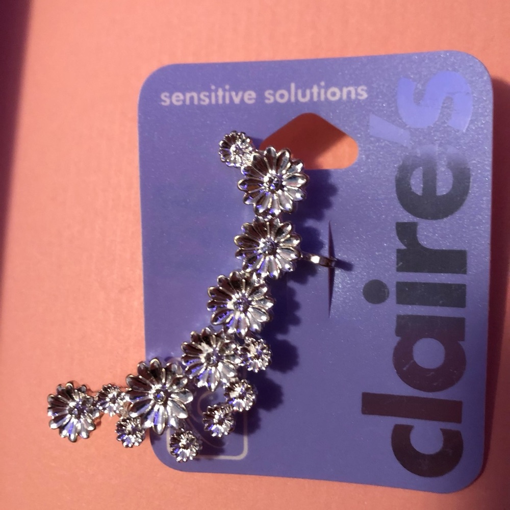 Claire’s Silver Flower Ear Climber - Picture 2 of 3